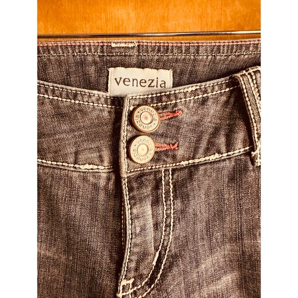 Venezia Denim Women's Long Shorts Designs and Double Button Shorts Size 14 - Picture 3 of 12